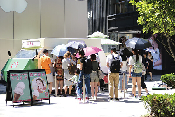 炎炎夏日，人們?cè)谙膊柚票褪壳芭抨?duì)