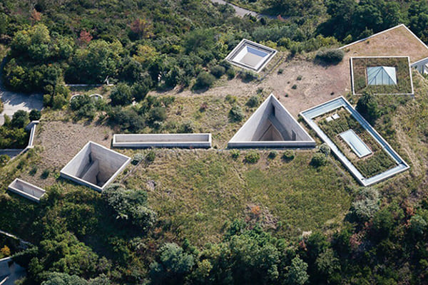 圖四：直島地中美術(shù)館的清水混凝土墻面，通過(guò)天窗設(shè)置引入自然光之俯瞰圖（圖源安藤忠雄建筑研究所官網(wǎng)）