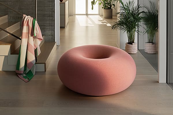 Boa+Pouf「甜甜圈椅」外層柔軟、無接縫，內(nèi)部則具強固支撐。